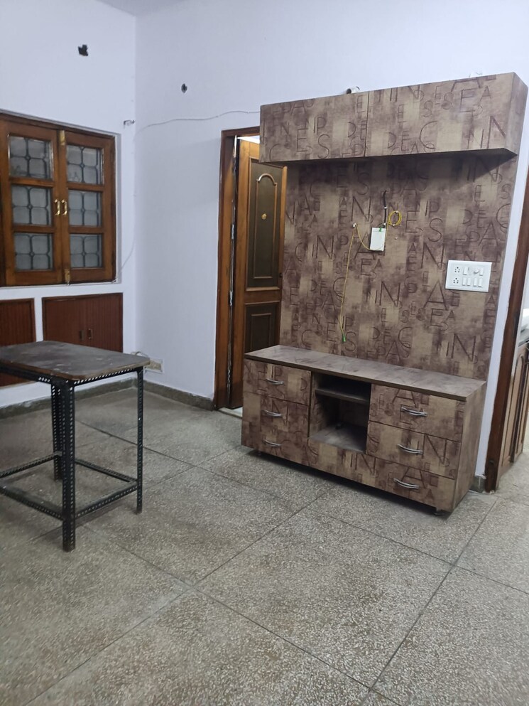 Room, vivek vihar phase 1 3 Bedroom 2000 Sq.Ft. Builder Floor In Vivek Vihar Phase 1 Delhi 9486246