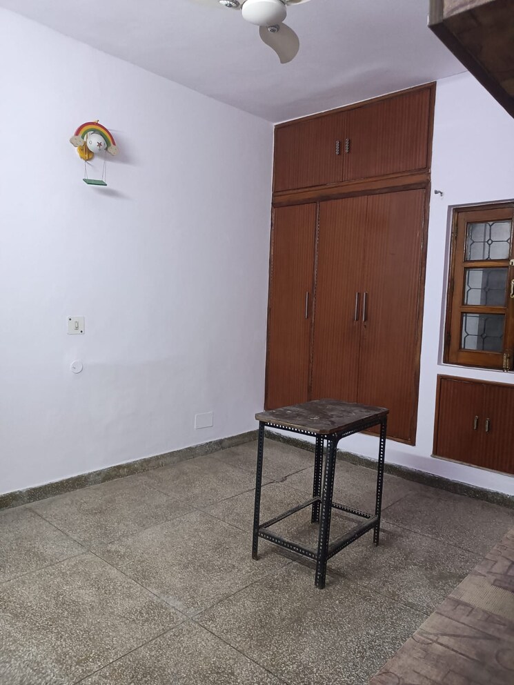 Room, vivek vihar phase 1 3 Bedroom 2000 Sq.Ft. Builder Floor In Vivek Vihar Phase 1 Delhi 9486246