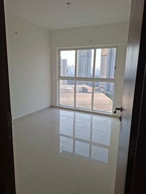 Room in 3 BHK Apartment at Lodha Amara, Kolshet Road – for Rent