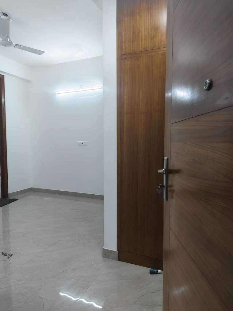 Room, shivalik colony 3 Bedroom 1800 Sq.Ft. Builder Floor In Shivalik Colony Delhi 9486260