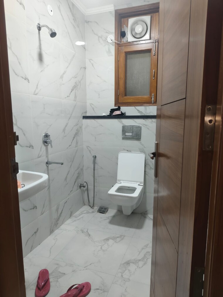 Bathroom, shivalik colony 3 Bedroom 1800 Sq.Ft. Builder Floor In Shivalik Colony Delhi 9486260