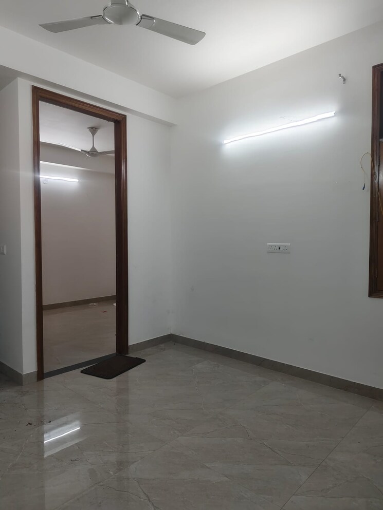 Room, shivalik colony 3 Bedroom 1800 Sq.Ft. Builder Floor In Shivalik Colony Delhi 9486260