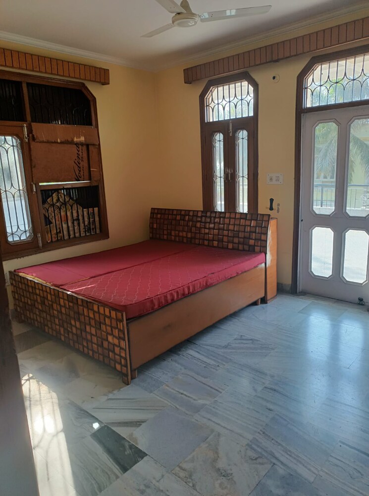 Bedroom, sector 70 1.5 Bedroom 100 Sq.Yd. Builder Floor In Sector 70 Mohali 9486270