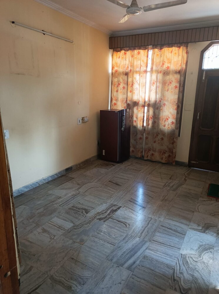 Room, sector 70 1.5 Bedroom 100 Sq.Yd. Builder Floor In Sector 70 Mohali 9486270