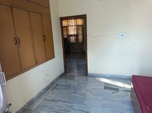 Room in 1.5 BHK Builder Floor at Sector 70 – for Rent