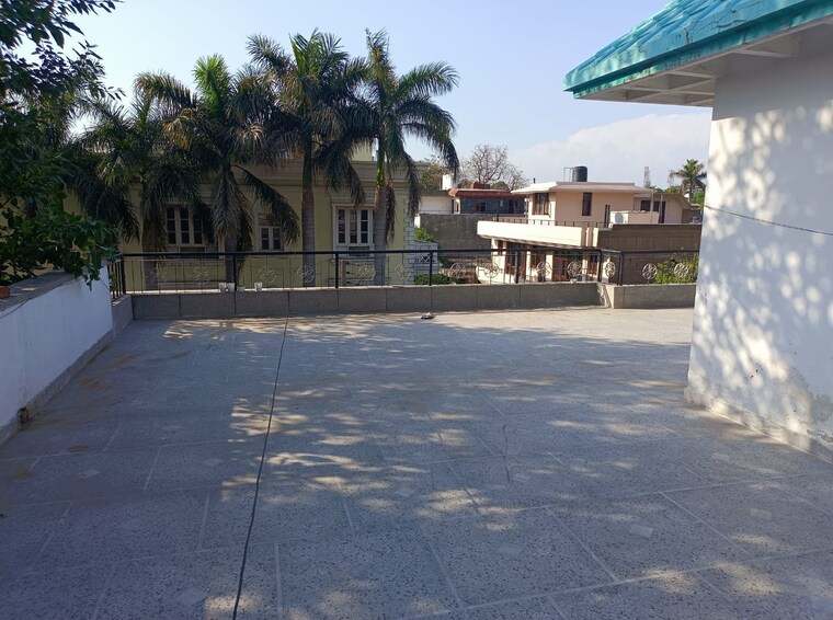  Parking, sector 70 1.5 Bedroom 100 Sq.Yd. Builder Floor In Sector 70 Mohali 9486270