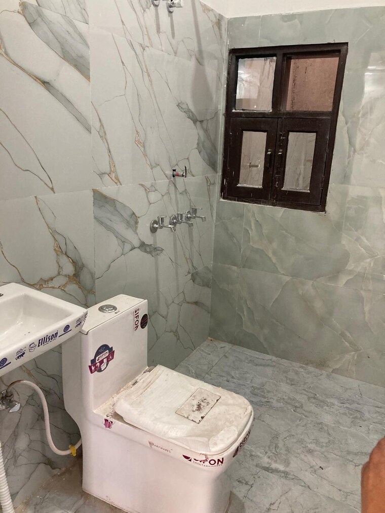 Bathroom, dadri 2.5 Bedroom 120 Sq.Yd. Villa In Dadri Greater Noida 9486287