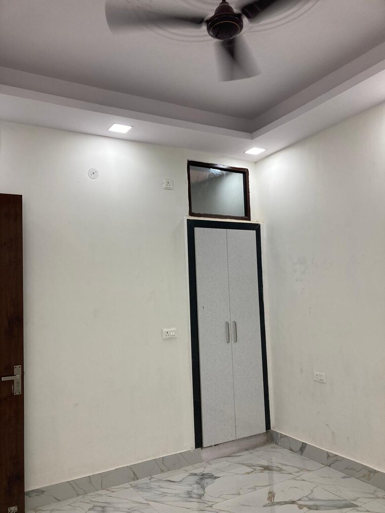 Room, dadri 2.5 Bedroom 120 Sq.Yd. Villa In Dadri Greater Noida 9486287