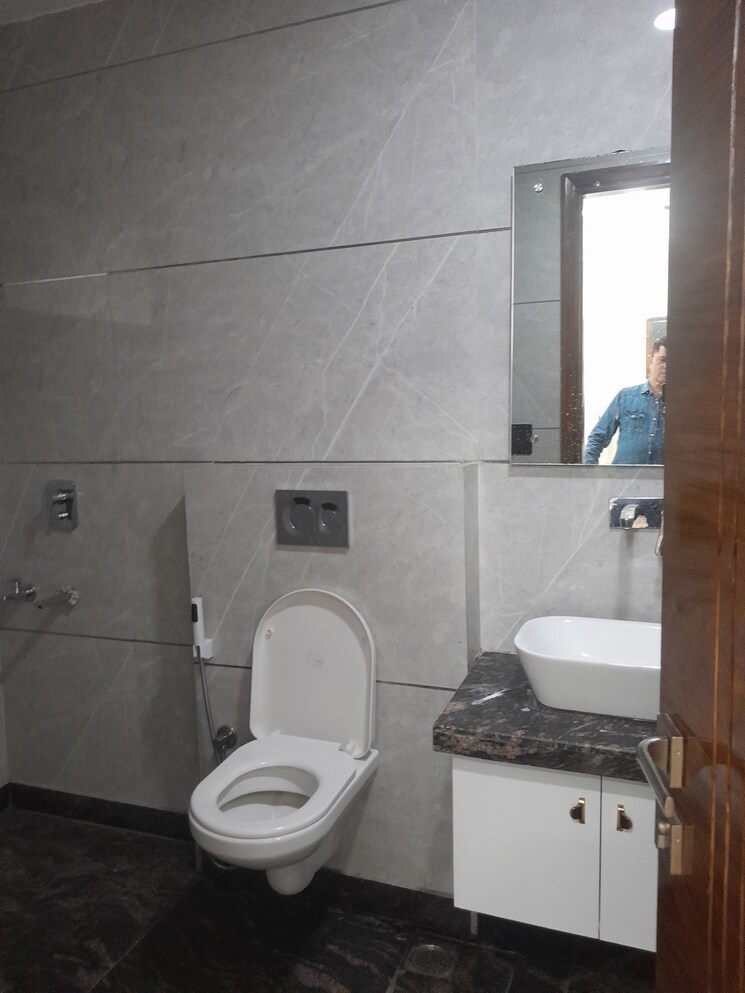 Bathroom, rohini sector 26 4 Bedroom 207 Sq.Mt. Builder Floor In Rohini Sector 26 Delhi 9486323