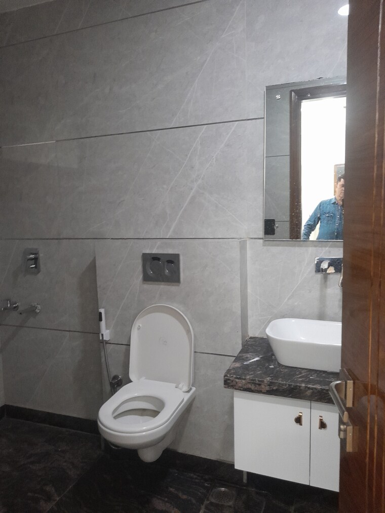 Bathroom, rohini sector 26 4 Bedroom 207 Sq.Mt. Builder Floor In Rohini Sector 26 Delhi 9486323