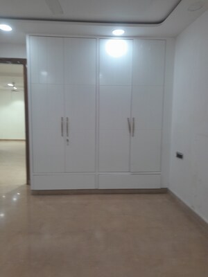 Furnished Amenities in 4 BHK Builder Floor at Rohini Sector 26 – for Rent