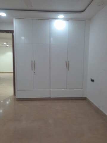 Furnished Amenities in 4 BHK Builder Floor at Rohini Sector 26 – for Rent