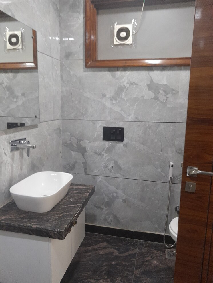 Bathroom, rohini sector 26 4 Bedroom 207 Sq.Mt. Builder Floor In Rohini Sector 26 Delhi 9486323