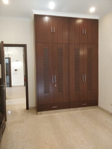 Room in 4 BHK Apartment at Defence Colony – for Rent