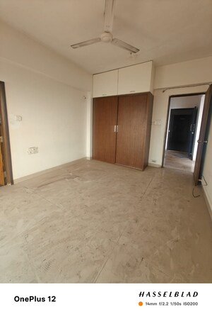 Room in 4 BHK Apartment at Yayati CHS, Seawoods – for Rent