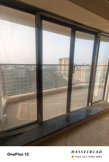 Room in 4 BHK Apartment at Yayati CHS, Seawoods – for Rent