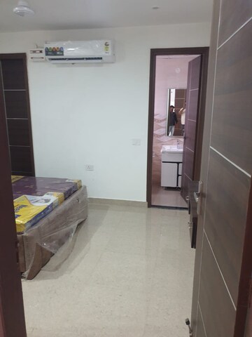 Bathroom in 1 BHK Builder Floor at DLF The Grove, Sector 54 – for Rent
