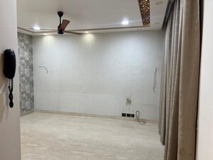 Room in 4 BHK Apartment at DLF The Belvedere Park, Sector 24 – for Sale