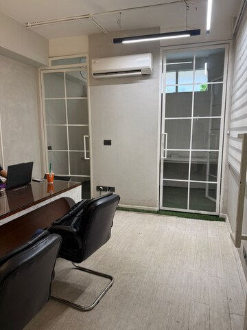 Room in 4 BHK Apartment at Central Park I, Sector 42 – for Sale