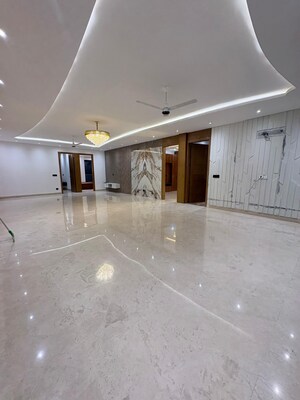 Room in 4 BHK Builder Floor at Sector 43 – for Rent