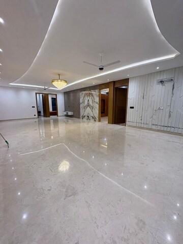 Room in 4 BHK Builder Floor at Sector 43 – for Rent