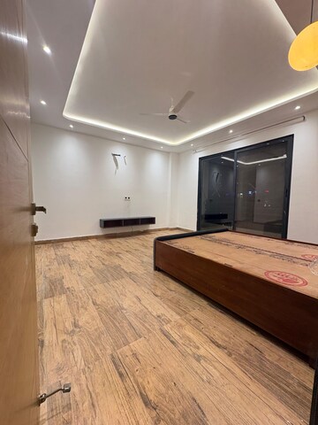 Room in 4 BHK Builder Floor at Sector 43 – for Rent