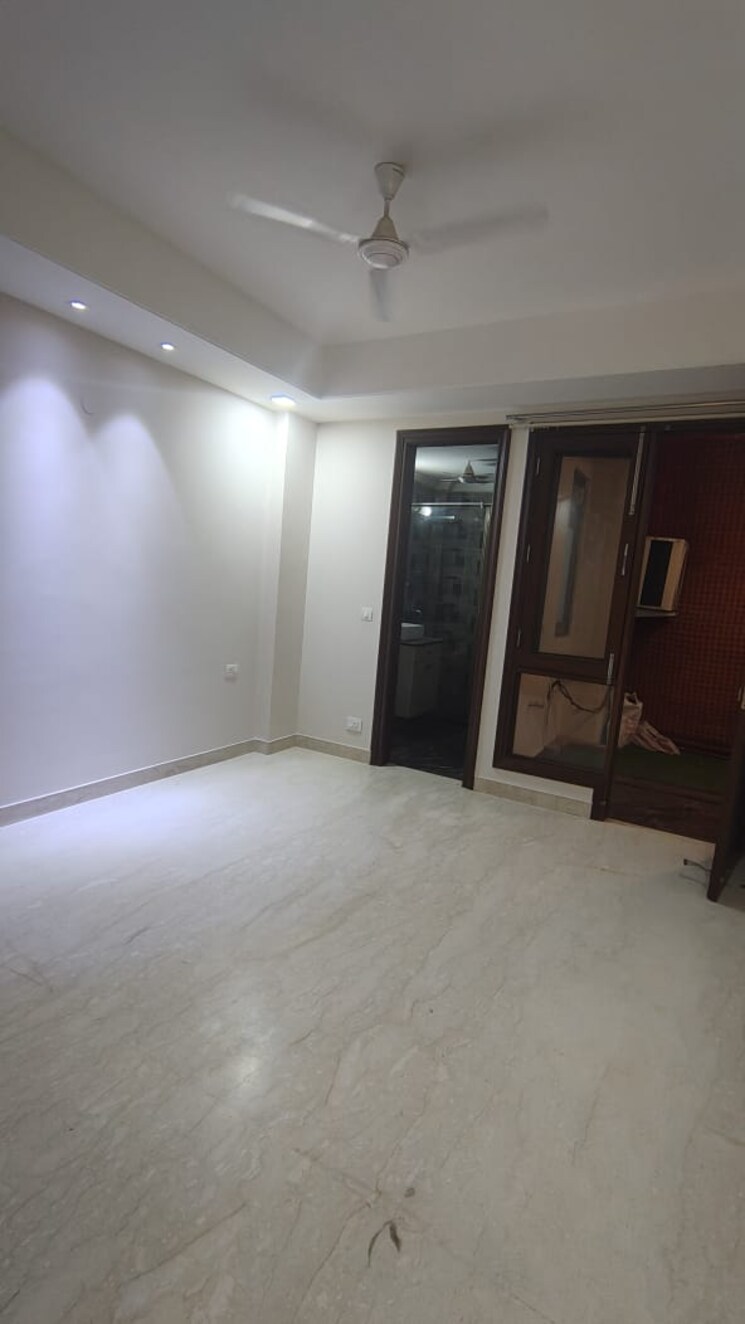 Room, shivalik colony 3 Bedroom 200 Sq.Yd. Builder Floor In Shivalik Colony Delhi 9486467