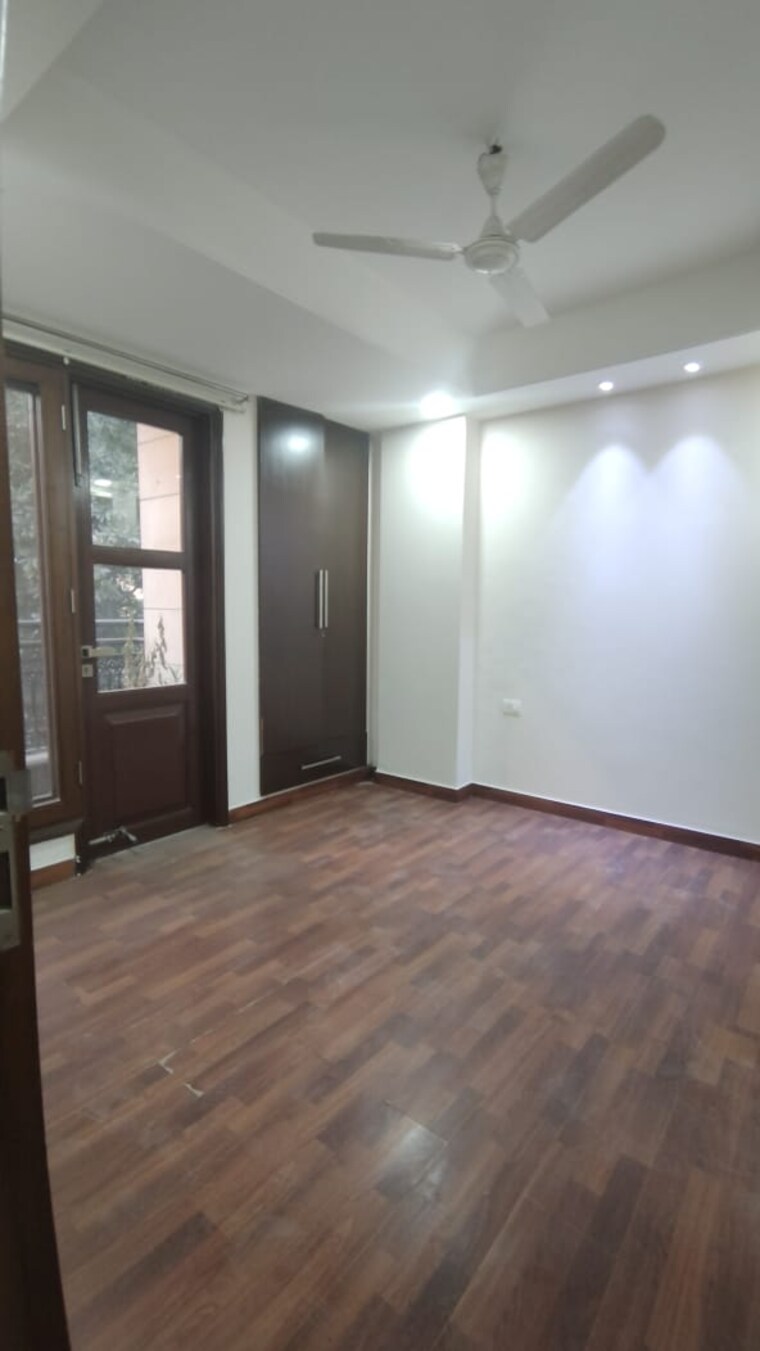 Room, shivalik colony 3 Bedroom 200 Sq.Yd. Builder Floor In Shivalik Colony Delhi 9486467