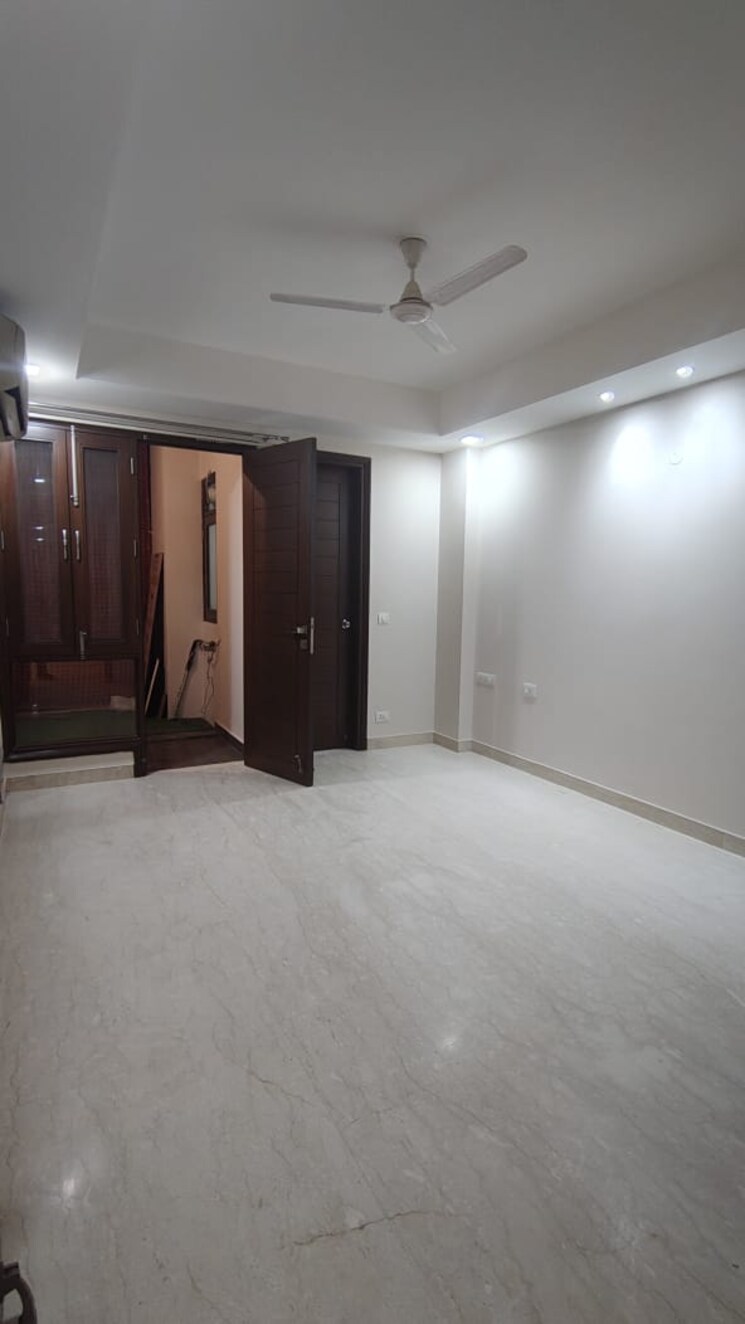 Room, shivalik colony 3 Bedroom 200 Sq.Yd. Builder Floor In Shivalik Colony Delhi 9486467