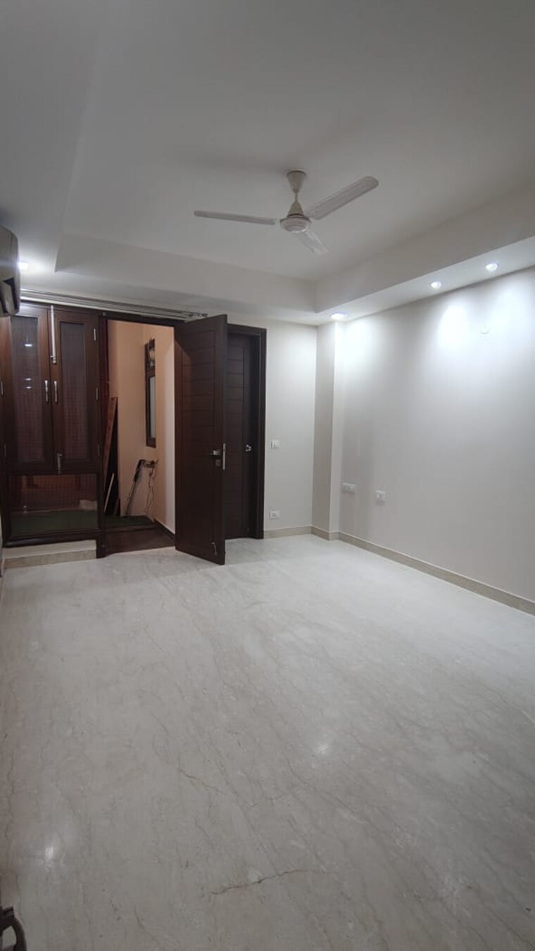Room, shivalik colony 3 Bedroom 200 Sq.Yd. Builder Floor In Shivalik Colony Delhi 9486467