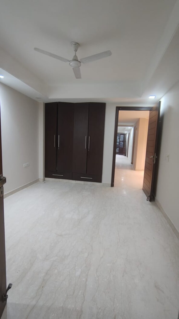 Room, shivalik colony 3 Bedroom 200 Sq.Yd. Builder Floor In Shivalik Colony Delhi 9486467