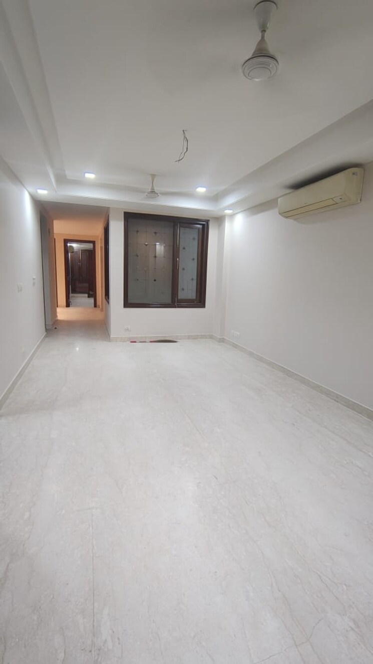 Room, shivalik colony 3 Bedroom 200 Sq.Yd. Builder Floor In Shivalik Colony Delhi 9486467
