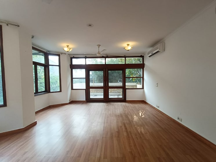 Room, greater kailash ii 4 Bedroom 650 Sq.Yd. Builder Floor In Greater Kailash ii Delhi 9486472