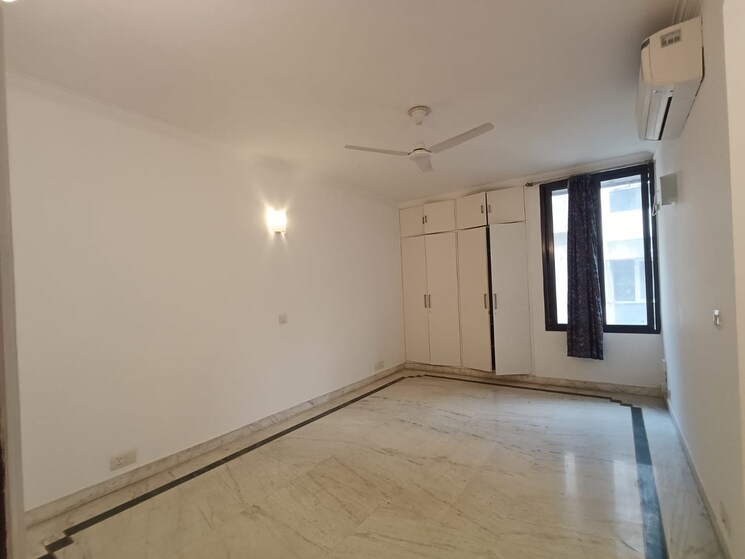 Room, greater kailash ii 4 Bedroom 650 Sq.Yd. Builder Floor In Greater Kailash ii Delhi 9486472