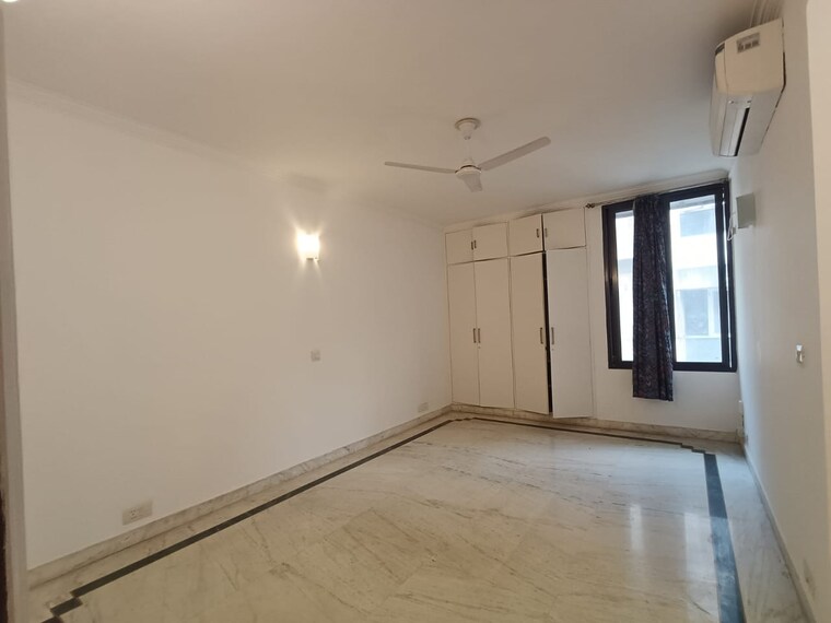 Room, greater kailash ii 4 Bedroom 650 Sq.Yd. Builder Floor In Greater Kailash ii Delhi 9486472