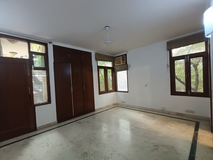 Room, greater kailash ii 4 Bedroom 650 Sq.Yd. Builder Floor In Greater Kailash ii Delhi 9486472