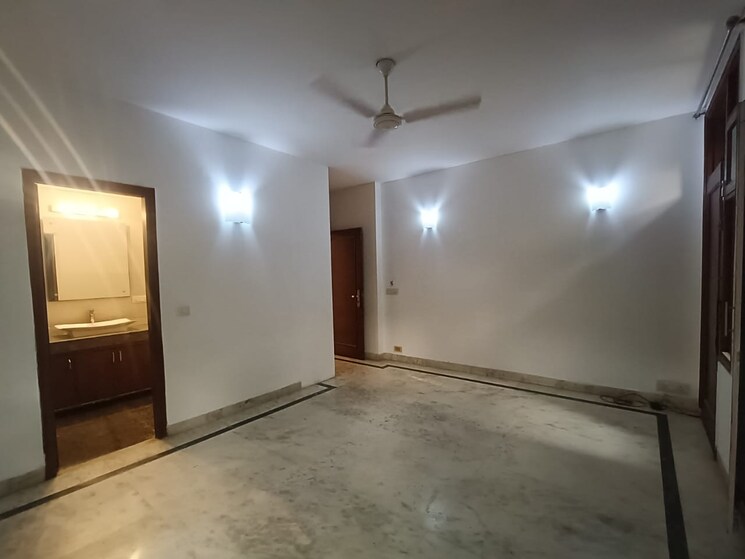 Room, greater kailash ii 4 Bedroom 650 Sq.Yd. Builder Floor In Greater Kailash ii Delhi 9486472
