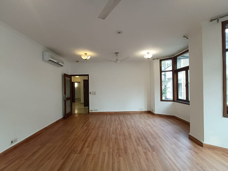 Room, greater kailash ii 4 Bedroom 650 Sq.Yd. Builder Floor In Greater Kailash ii Delhi 9486472