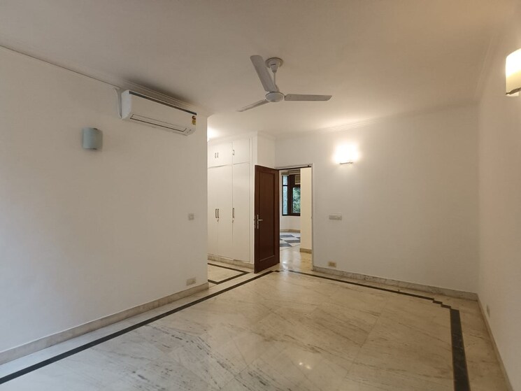 Room, greater kailash ii 4 Bedroom 650 Sq.Yd. Builder Floor In Greater Kailash ii Delhi 9486472