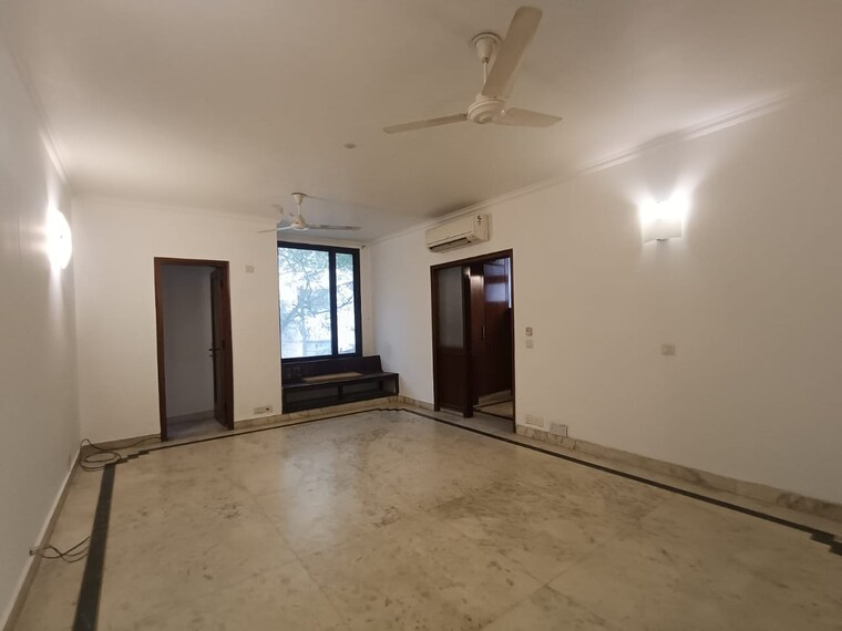 Room, greater kailash ii 4 Bedroom 650 Sq.Yd. Builder Floor In Greater Kailash ii Delhi 9486472