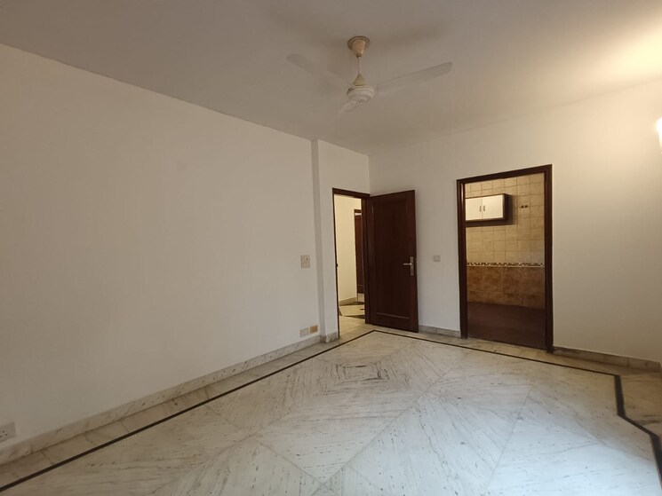 Room, greater kailash ii 4 Bedroom 650 Sq.Yd. Builder Floor In Greater Kailash ii Delhi 9486472