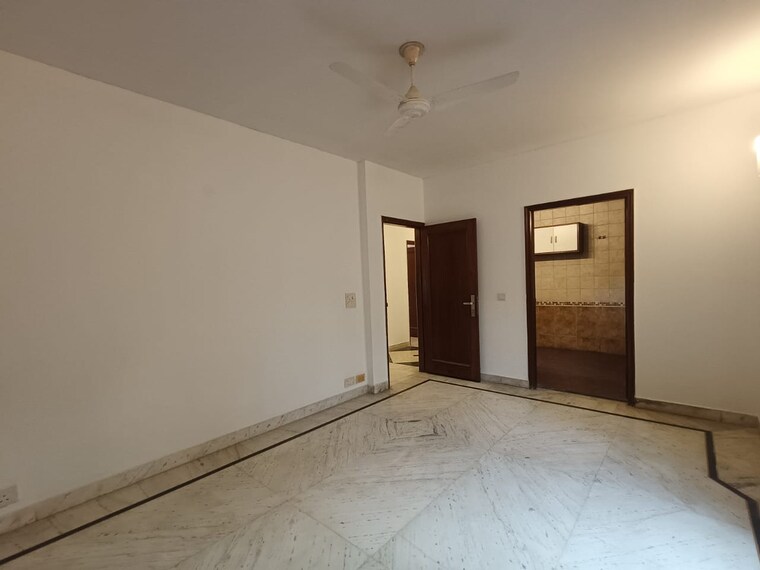 Room, greater kailash ii 4 Bedroom 650 Sq.Yd. Builder Floor In Greater Kailash ii Delhi 9486472