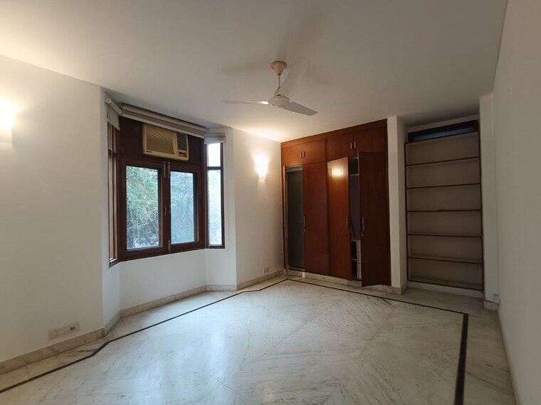 Room, greater kailash ii 4 Bedroom 650 Sq.Yd. Builder Floor In Greater Kailash ii Delhi 9486472