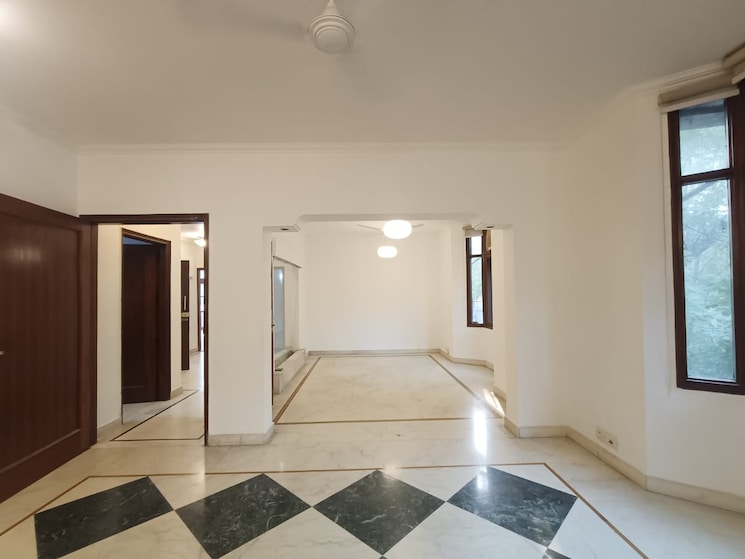 Room, greater kailash ii 4 Bedroom 650 Sq.Yd. Builder Floor In Greater Kailash ii Delhi 9486472