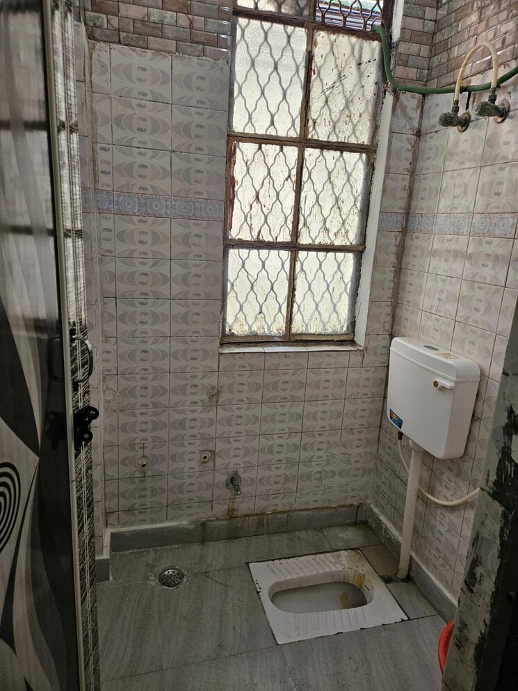 Bathroom, dilshad colony 2 Bedroom 750 Sq.Ft. Builder Floor In Dilshad Colony Delhi 9486615