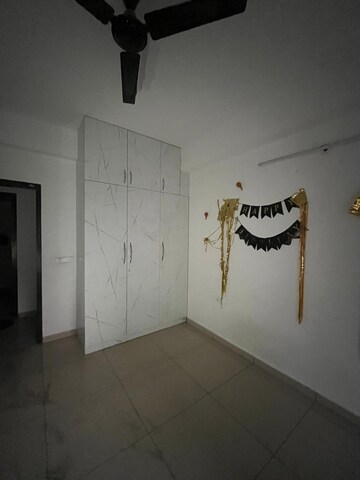 Room in 3.5 BHK Apartment at Crossing Republik, Crossing Republic – for Rent