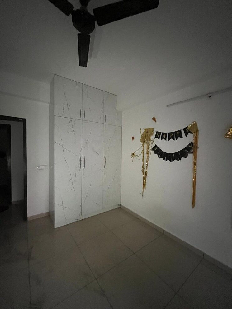 Room, crossing-republik 3.5 Bedroom 2000 Sq.Ft. Apartment In Crossing Republic Ghaziabad 9486693