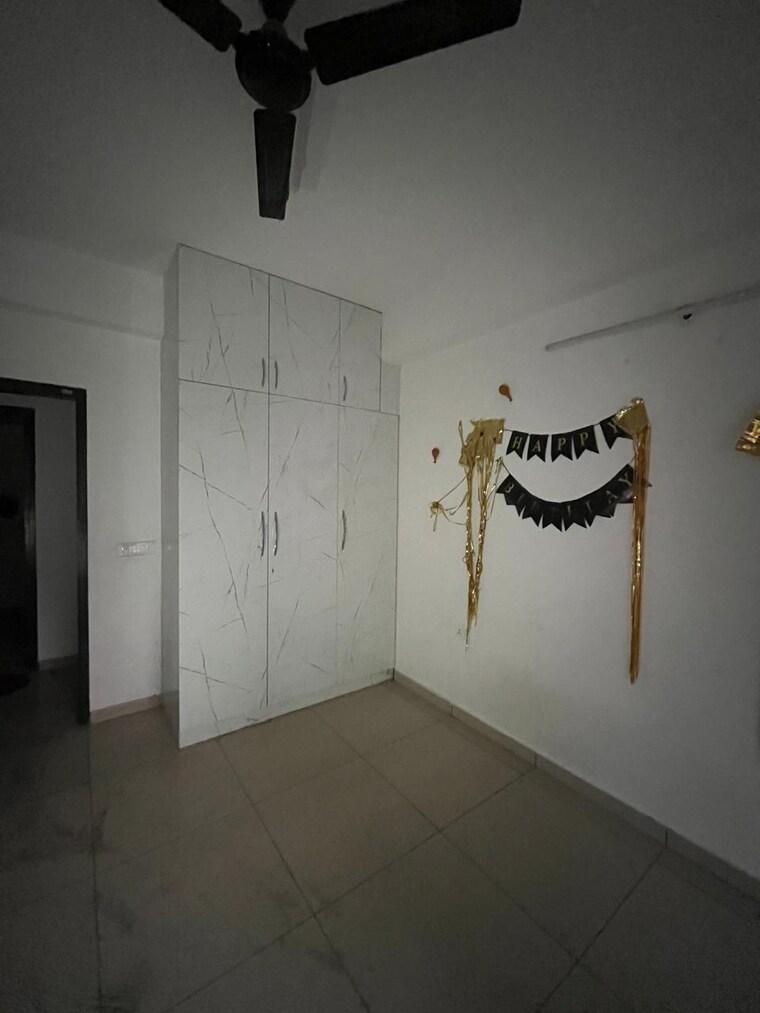 Room, crossing-republik 3.5 Bedroom 2000 Sq.Ft. Apartment In Crossing Republic Ghaziabad 9486693