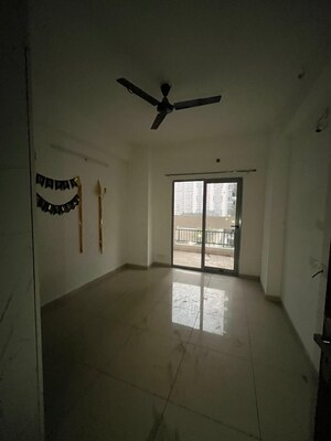 Room in 3.5 BHK Apartment at Crossing Republik, Crossing Republic – for Rent