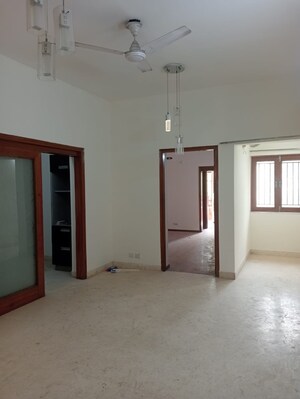 Room in 4 BHK Apartment at Arun Vihar Sector 37, Sector 37 – for Rent